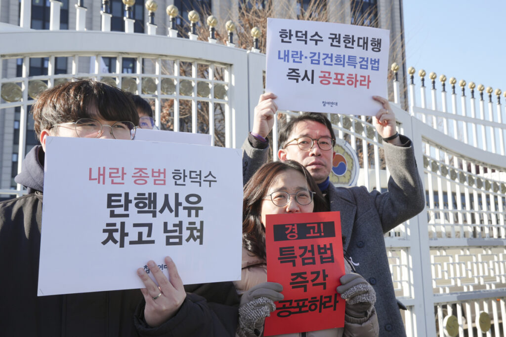 2025년 12월 24일, 정부가 예정된 국무회의 안건으로 내란특검법과 김건희특검법을 상정하지 않을 것이라 알려졌다. 이에 참여연대는 전일(12/23) 한덕수 권한대행이 특검법 공포를 지연시키고 거부권을 행사하는 것에 대해 규탄하고 두 특검법을 국무회의 안건으로 상정, 즉각 공포를 촉구하는 기자회견을 개최했다.