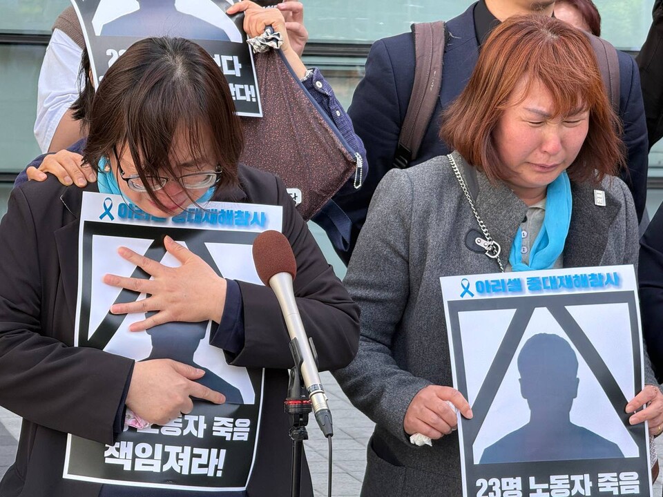 2026.04.22.(수) 수원고등법원 앞, 아리셀 참사 2심 선고 이후 참사 유가족은 납득할 수 없는 판결이라며 입장을 밝히고 있다.
