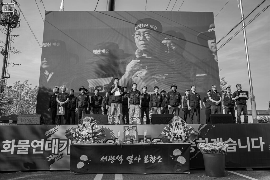 지난 4월 25일, 경남 진주 CU 물류센터 앞에서 화물연대 총력 투쟁 결의대회가 열렸다. 약 9,000명의 노동자와 시민들이 모여 CU 배송 파업을 지지하고, 물류센터 앞 사망 사고를 규탄했다. 화물연대 김동국 위원장과 함께 선 각 지역별 본부장들의 모습. <출처=오마이뉴스 정남준>