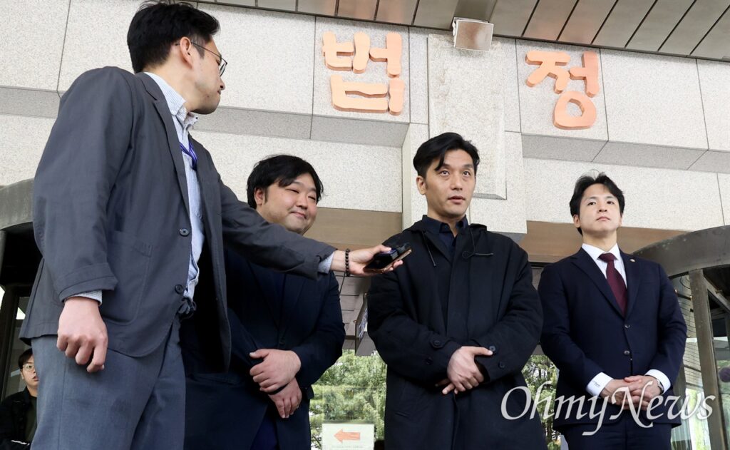 2026.04.30.(목) 대법원 앞, 서부지법 폭동 사태를 기록하기 위해 법원에 진입했다가 200만 원 벌금형을 선고받은 정윤석 다큐멘터리 감독이 대법원의 벌금형 유지 판결을 받은 뒤 입장을 밝히고 있다.