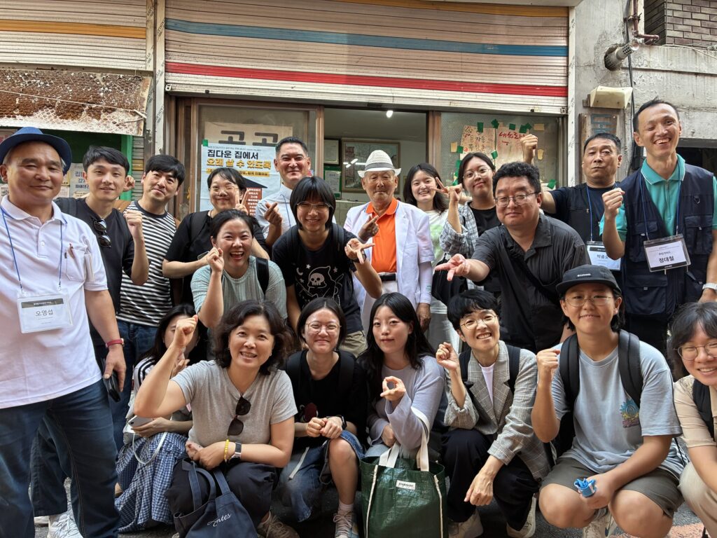 2026.8.27. 동자동사랑방 앞에서 주민, 참가자들과 함께