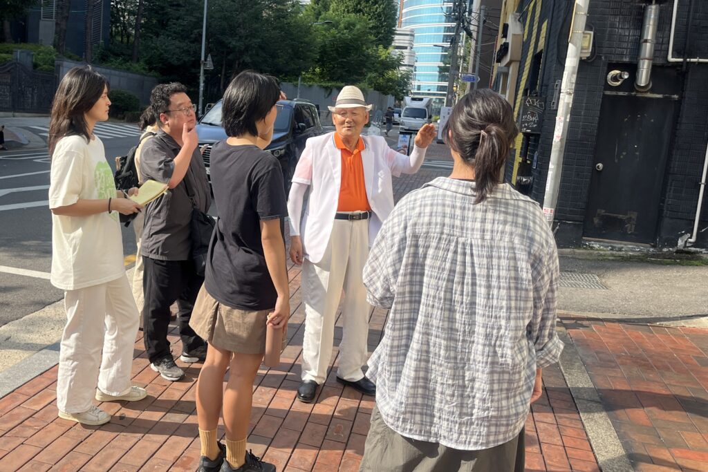 2026.8.27. 동자동 쪽방촌을 둘러보는 참가자들
